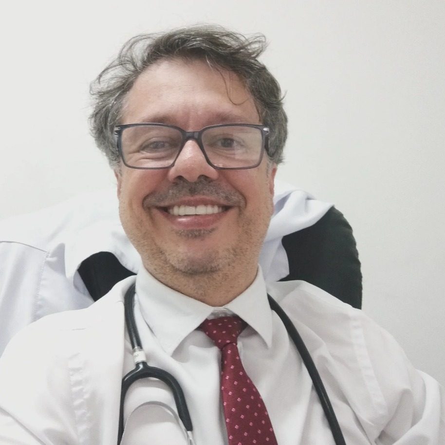 Dr. Maximiliano de jaleco e estetoscópio